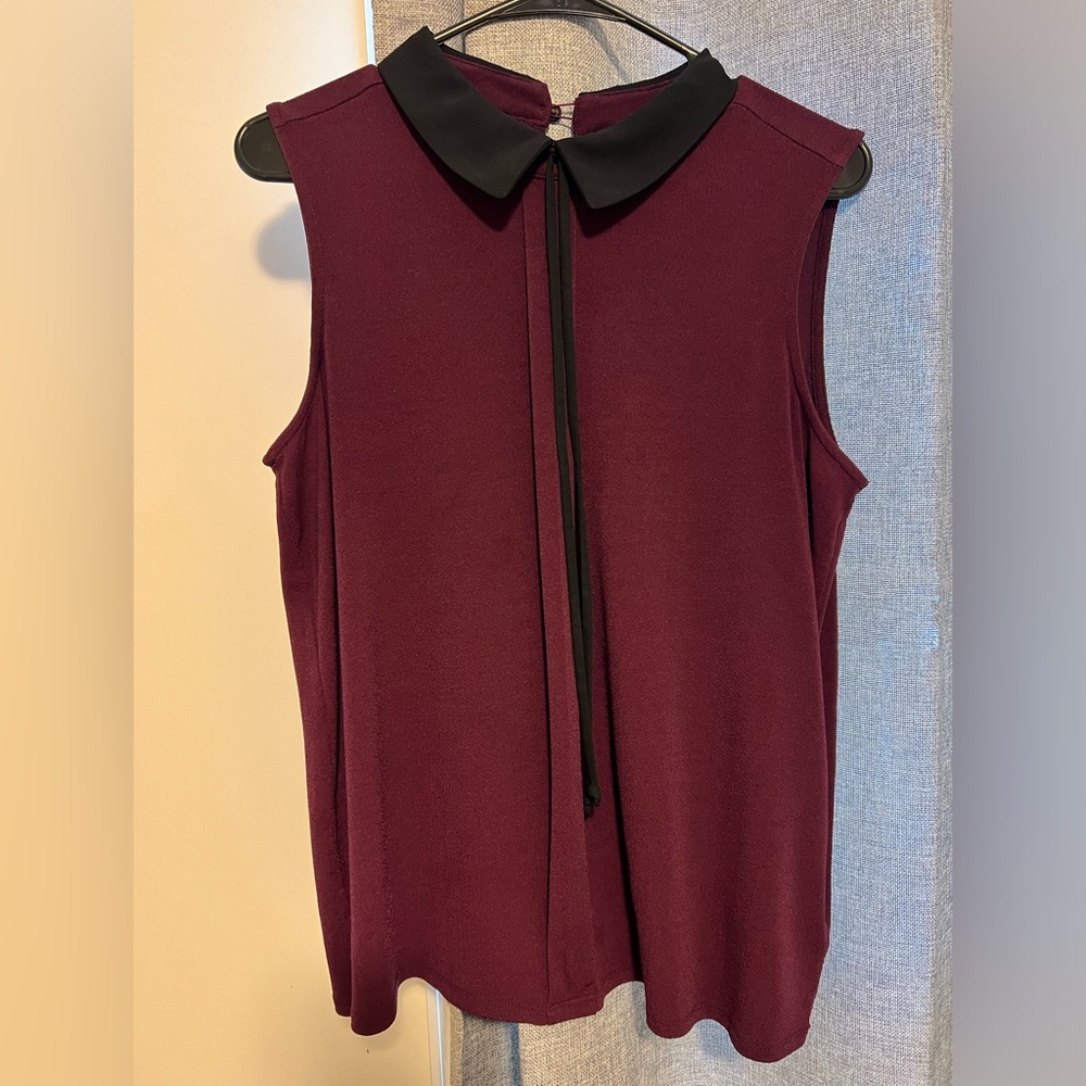 Collared no sleeve blouse